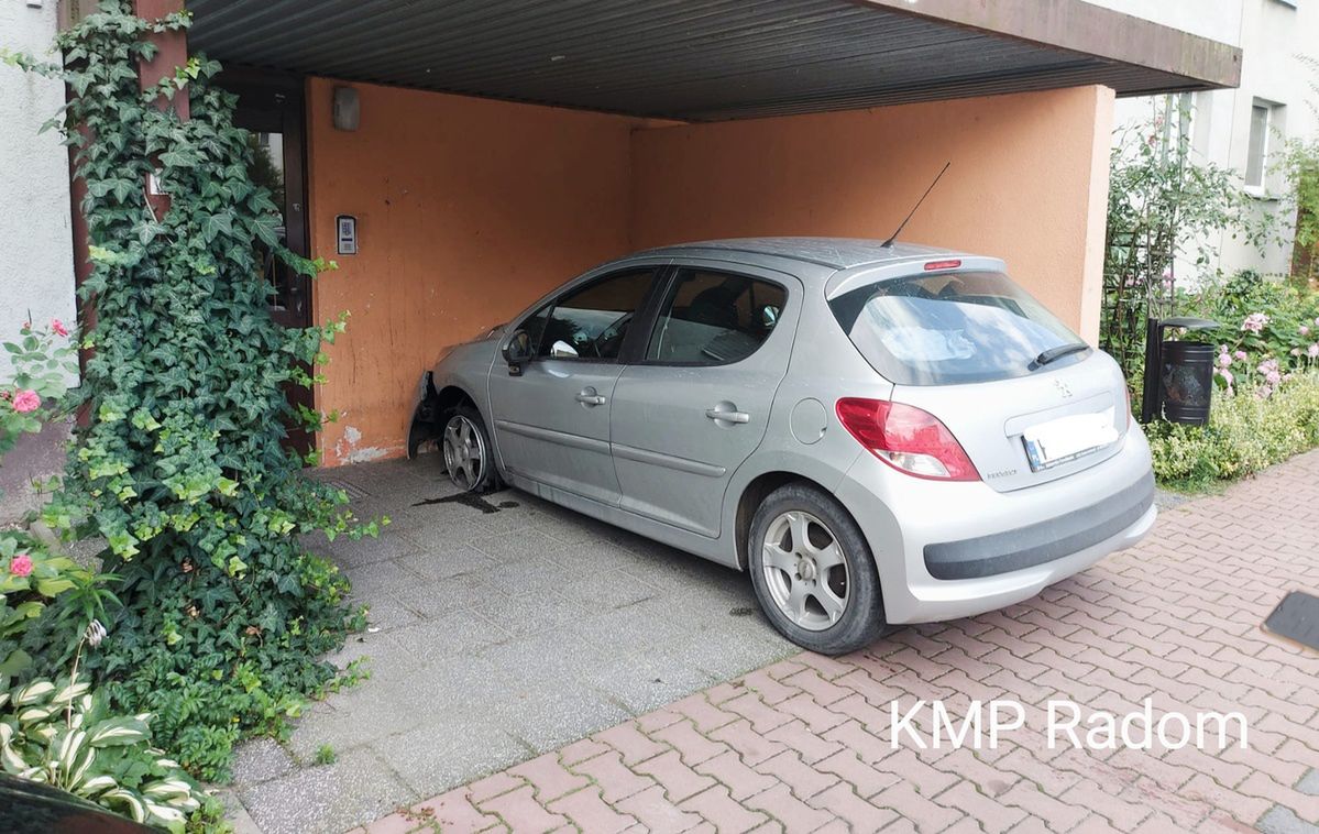 Próbował wjechać autem na klatkę schodową. Policjanci ostudzili jego zapędy