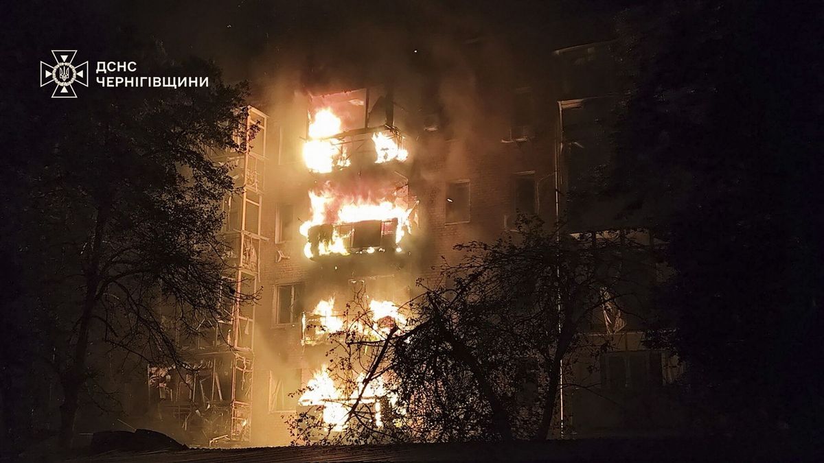 A handout picture made available by the State Emergency press service shows the site of a Russian strike on a residential building in Chernihiv, Ukraine, 16 October 2025, amid the ongoing Russian invasion. Russia used more than 300 strike drones and 37 missiles, a significant number of them ballistic, against Ukraine. The infrastructure objects in the Vinnytsia, Sumy, and Poltava regions were under attack, Ukrainian President Volodymyr Zelensky wrote on his official Telegram channel. EPA/STATE EMERGENCY SERVICE HANDOUT HANDOUT EDITORIAL USE ONLY/NO SALES Dostawca: PAP/EPA.