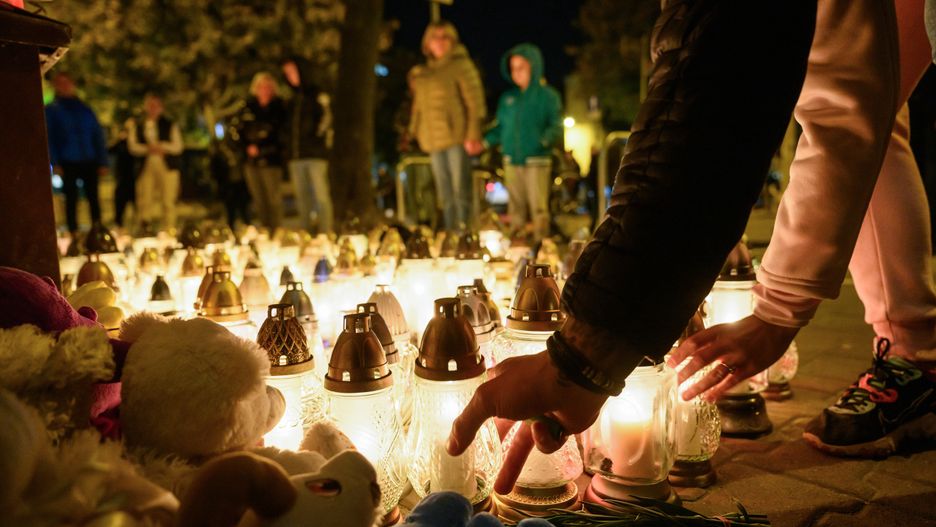 Poznań, 18.10.2023. Mieszkańcy miasta przynoszą znicze i maskotki w miejsce na poznańskim Łazarzu, gdzie doszło do śmiertelnego ugodzenia nożem 5-letniego chłopca, 18 bm. (jm) PAP/Jakub Kaczmarczyk