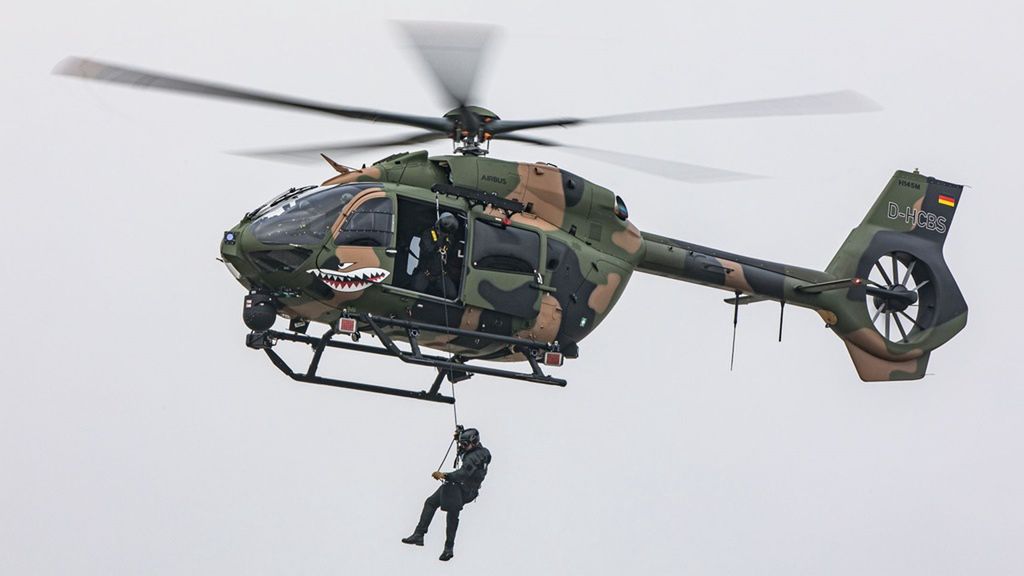 Demonstracja wykorzystania wciągarki na niemieckim H145M.