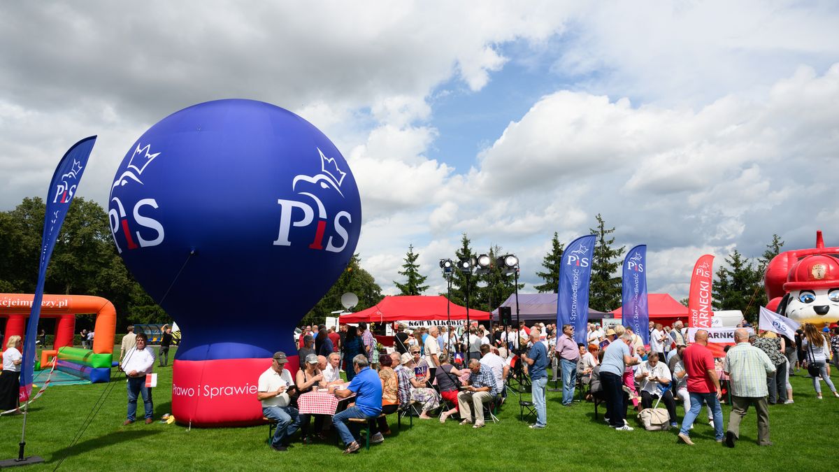 Połajewo, 30.07.2023. Zwolennicy Prawa i Sprawiedliwości podczas pikniku rodzinnego z cyklu "Z miłości do Polski" z udziałem prezesa PiS, wicepremiera Jarosława Kaczyńskiego w miejscowości Połajewo, 30 bm. (jk/amb) PAP/Jakub Kaczmarczyk