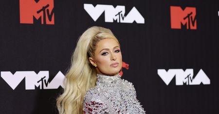 Paris Hilton w srebrnej mini na gali MTV VMA. Dosłownie błyszczała!