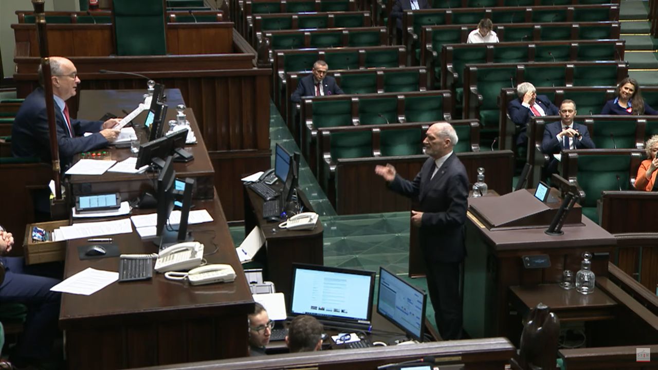 Macierewicz wtargnął na mównicę. "Przywołuję pana do porządku"