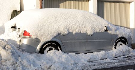 Odśnieżanie auta z włączonym silnikiem zagrożone mandatem? Prawo jest nieugięte