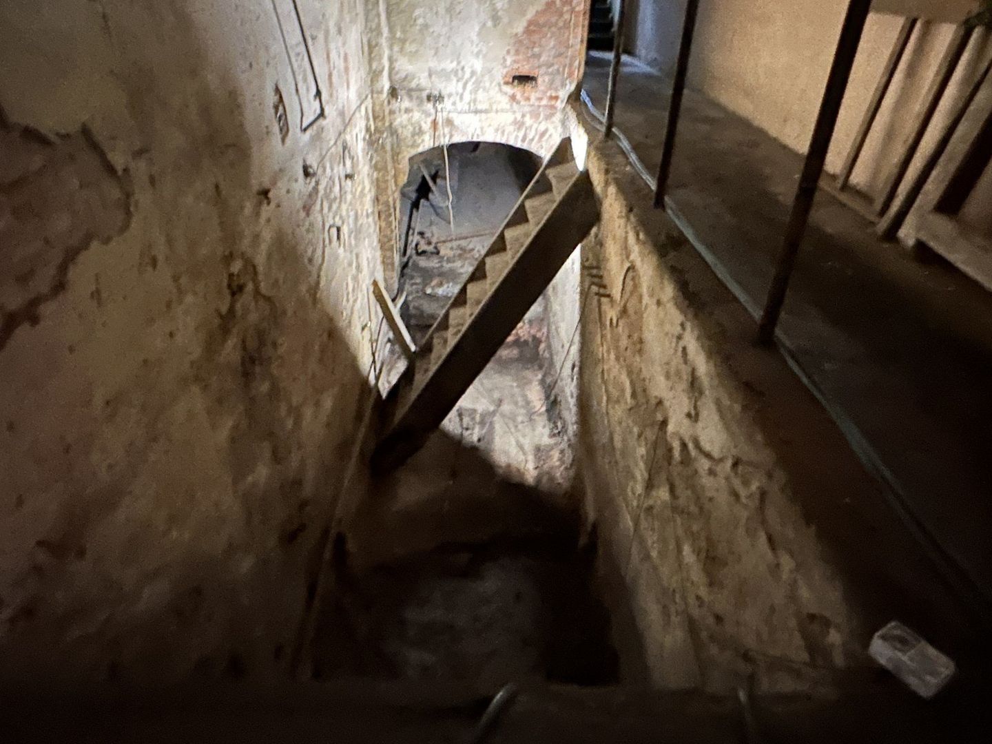 Tunel techniczny, który biegnie od kamienicy w kierunku kościoła św. Jana