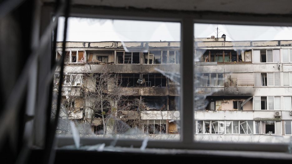 Several killed and dozens injured in overnight Russian strikes on Kyiv
epa12547067 The site of a Russian strike on a nine-storey residential building in Kyiv, Ukraine, 25 November 2025, amid the Russian invasion. At least six people were killed and dozens of others injured, including two children, in an overnight combined Russian attack on Kyiv, according to the State Emergency Service report.  EPA/SERGEY KOZLOV 
Dostawca: PAP/EPA.
SERGEY KOZLOV
damage, deaths, strikes, buildings