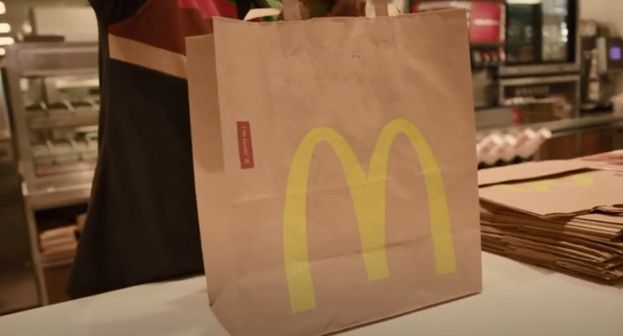 Zamówienia Burger King pakowane do toreb McDonald's