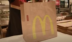 Zamówienia Burger King pakowane do toreb McDonald's