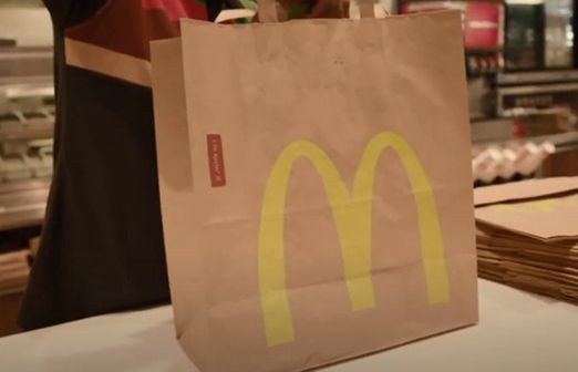 Zamówienia Burger King pakowane do toreb McDonald's