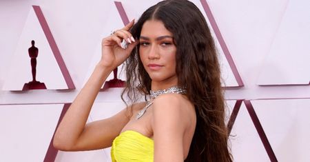 Oscary 2021: Zendaya w biżuterii wartej 6 MILIONÓW DOLARÓW bryluje na czerwonym dywanie (ZDJĘCIA)
