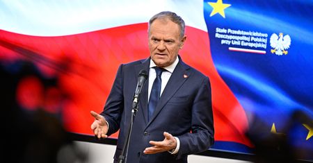 Tusk zaskoczył dziennikarzy. Wdali się w nim z dyskusję