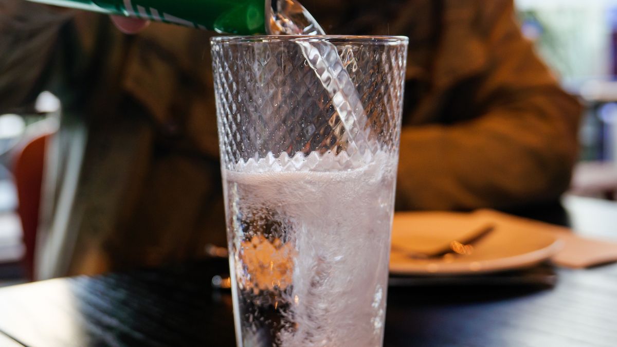 Pouring soda water
Pouring soda water
kool99