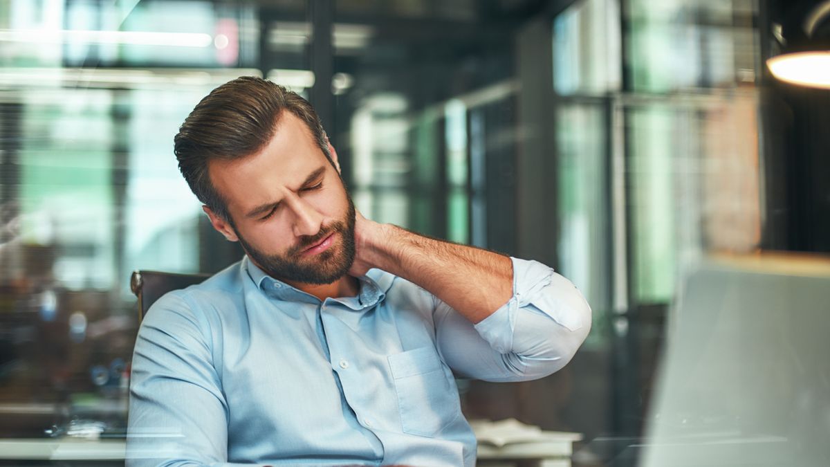 Zniesienie lordozy szyjnej to objaw schorzenia lub skutek wypadku.
