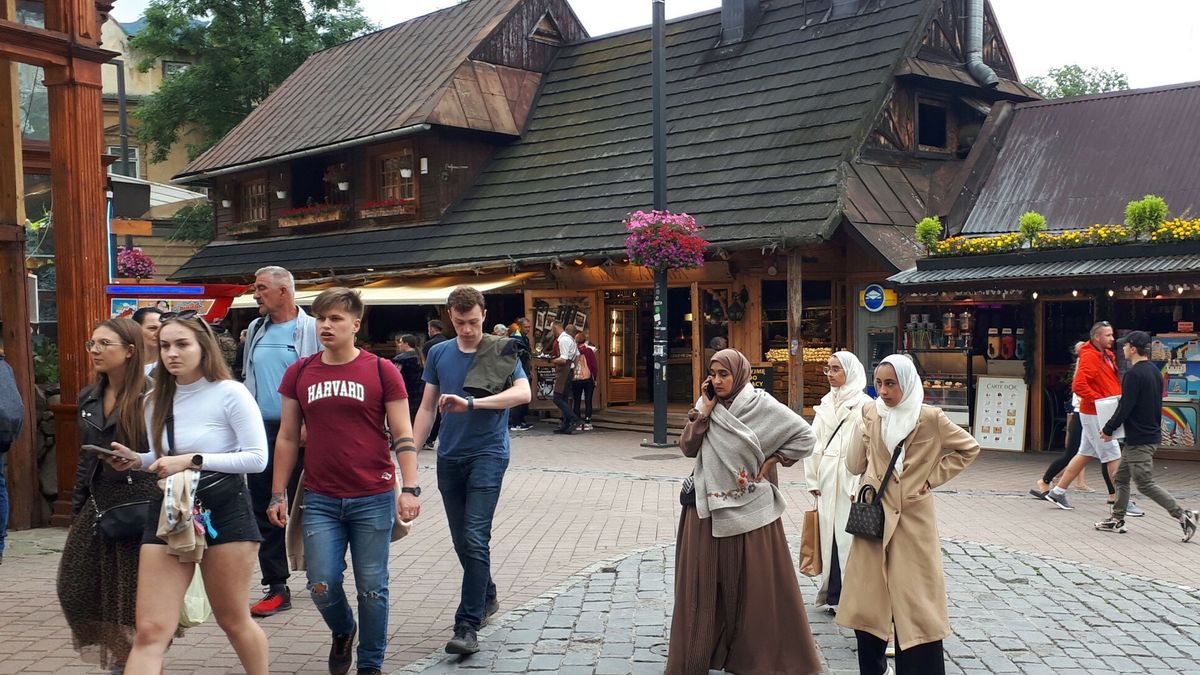 Wakacje w Tatrach9.08. 2023 Zakopane fot. Marek Dybas/REPORTER N/z: Krupowki turysciMarek Dybas/REPORTER