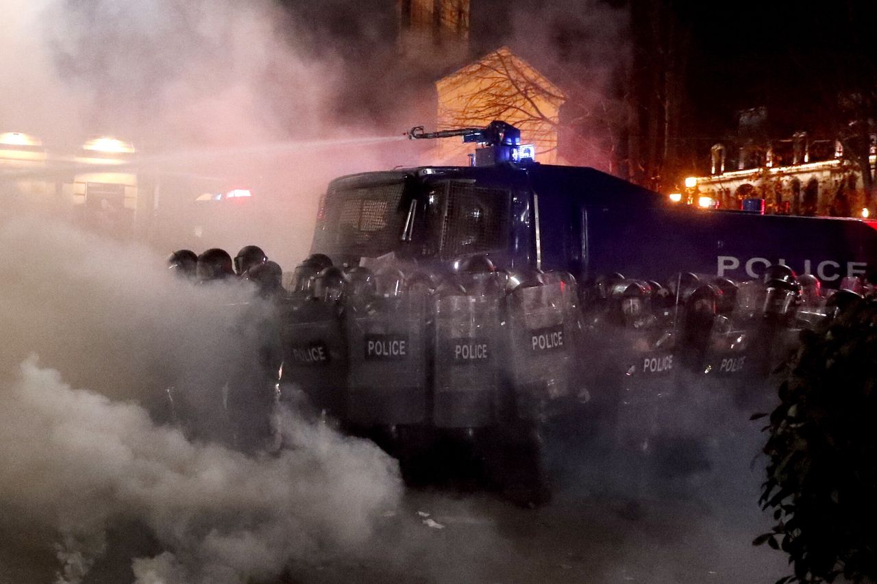 Dantejskie sceny w Tbilisi. Nocny szturm na parlament