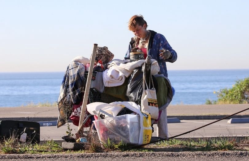 Bezdomna Loni Willison grzebie w śmieciach przy plaży w Santa Monica