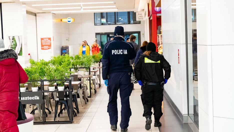 Starachowice. Małżeństwo zaatakowało policjantów. Poszło o maseczki