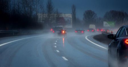 MGW ostrzega: gołoledź na drogach – trudne warunki w wielu regionach