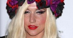 Kesha: w majtkach na salonach
