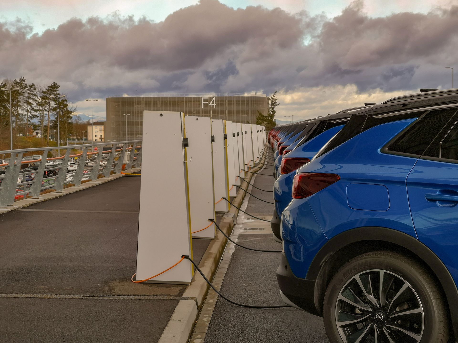 Opel Grandland X Hybrid4: napęd hybrydowy i systemy wspomagające 9