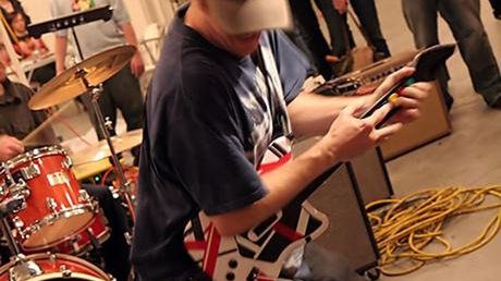 Kontroler Guitar Hero prawdziwym instrumentem? 1