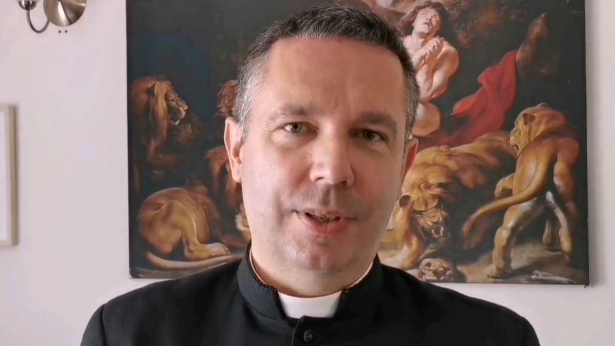 Ksiądz mówi o dzieciach w kościele.