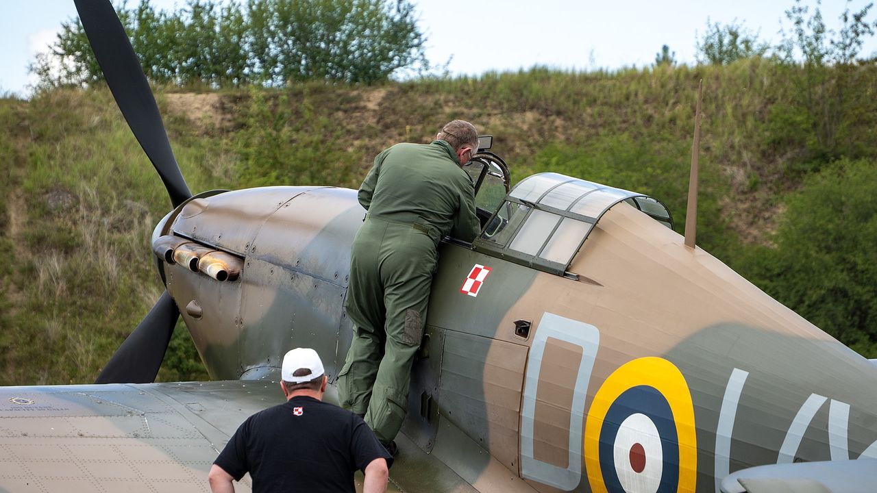 Myśliwiec Hawker Hurricane Mk XIIA na lotnisku w Pile