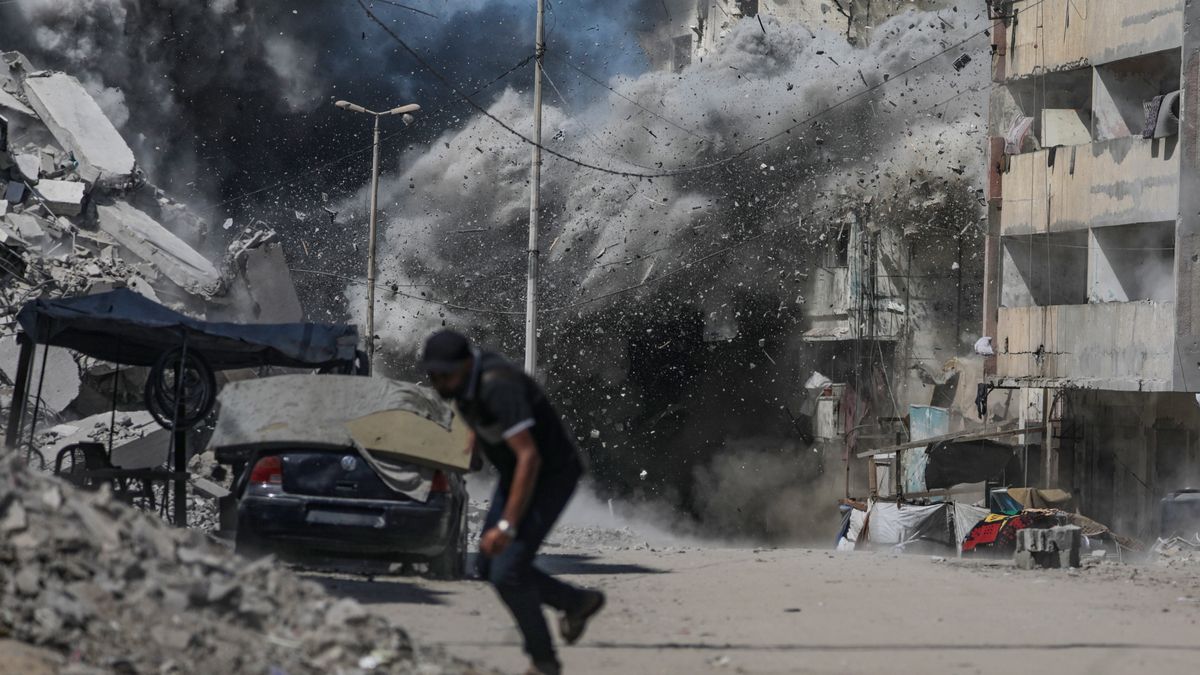 A Palestinian man takes cover following an Israeli air strike during a military operation in Gaza City, Gaza Strip, 27 September 2025. More than 65,900 Palestinians have been killed in the Gaza Strip since October 2023, according to the Palestinian Ministry of Health, and about 1,200 Israelis have been killed since the launch of an Israeli military campaign in response to a cross-border attack by Hamas on 07 October 2023. EPA/MOHAMMED SABER Dostawca: PAP/EPA.