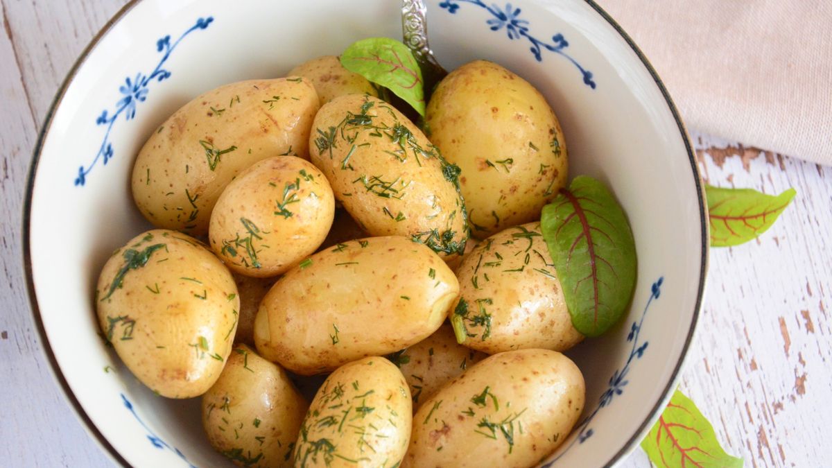 Młode ziemniaki z koperkiem