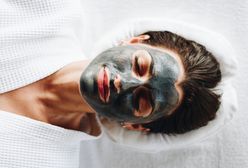 Te dwa czarne kosmetyki (maska i peeling) wymiotą zanieczyszczenia z twarzy