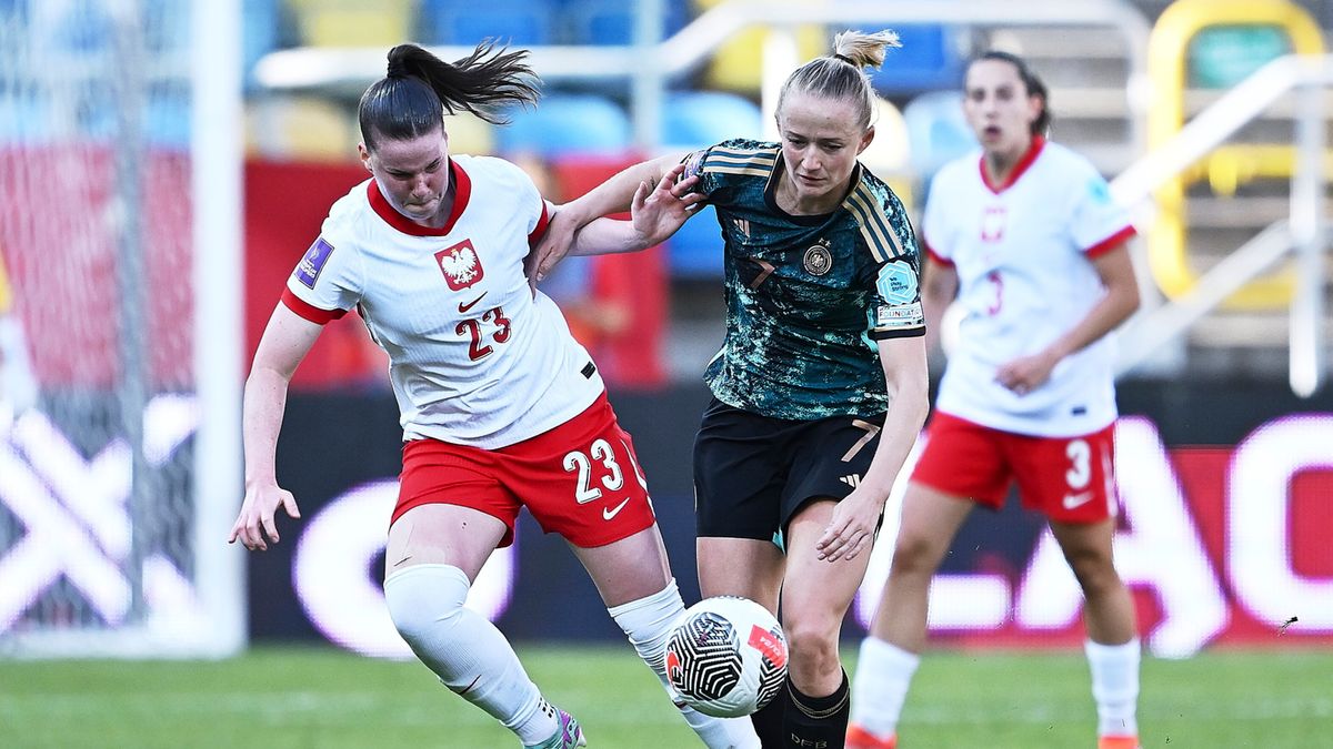 PAP / Adam Warżawa / Na zdjęciu: Adriana Achcińska (z lewej) w walce o piłkę z Leą Schueller (z prawej)