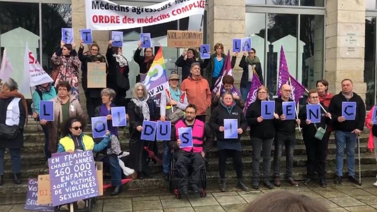 Protest przed sądem w Vannes.