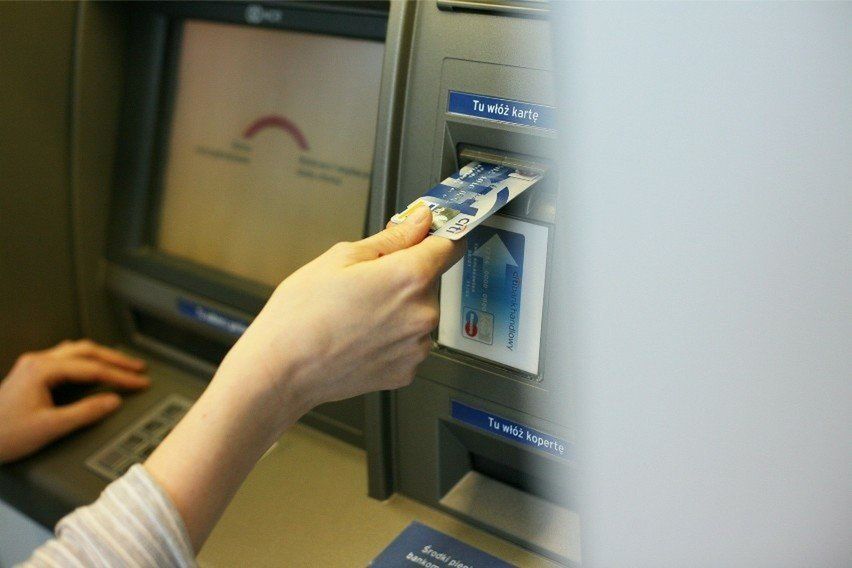 Jak działają oszuści stosujący cash trapping?