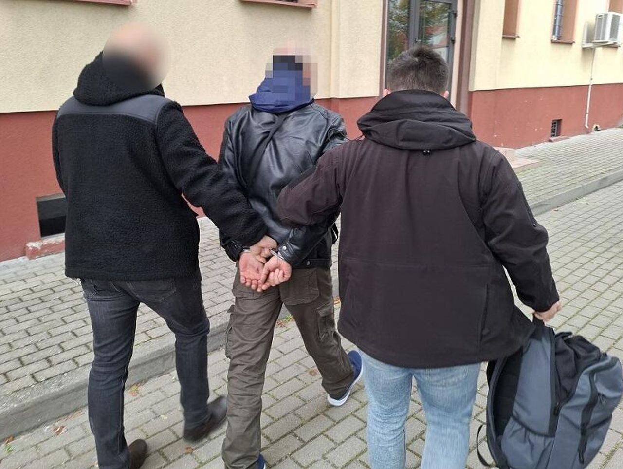 Lębork: Recydywista zatrzymany za rozbój z bronią w sklepie sportowym