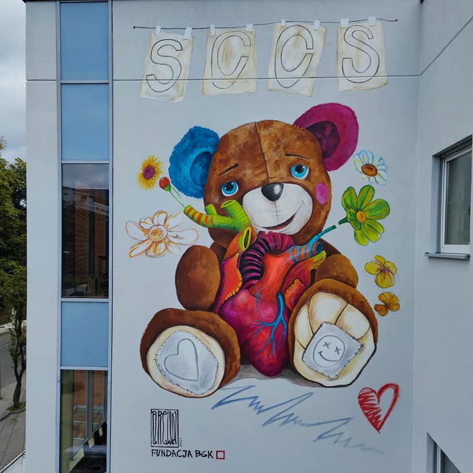 Zabrze. Mural przedstawiający misia powstał na jednym z budynków Śląskiego Centrum Chorób Serca.