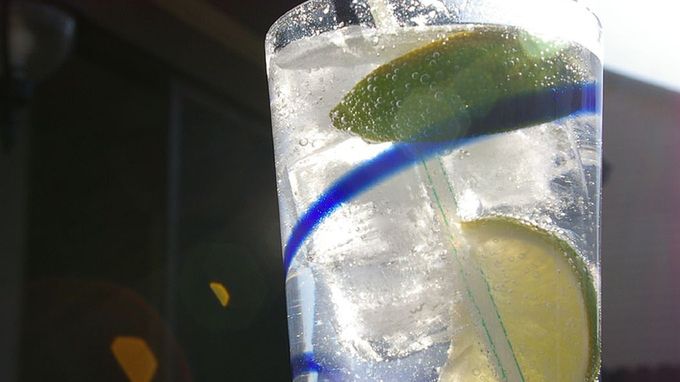 Cytrynowo-limonkowy napój gazowany bez dodatku kofeiny