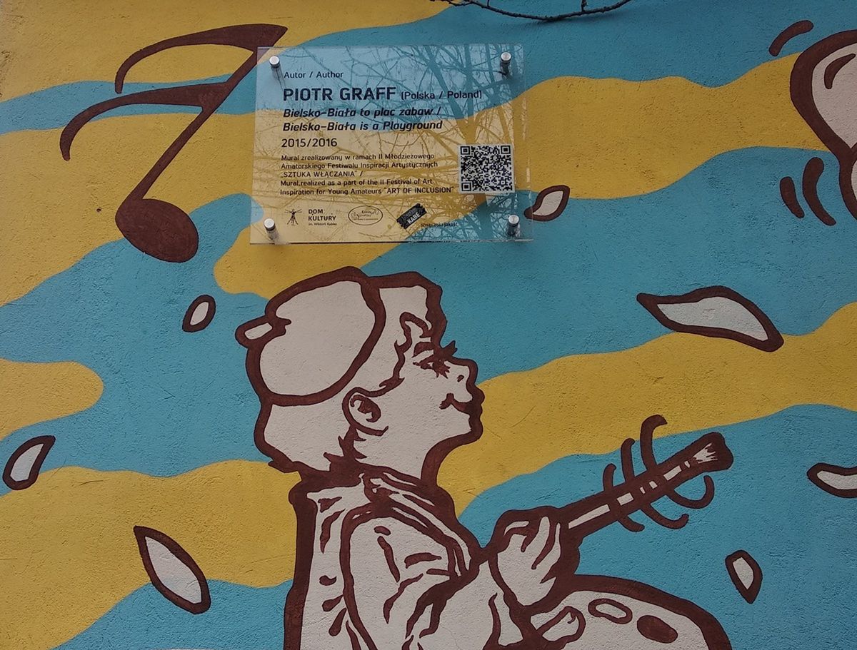 Bielsko-Biała. Wszystkie murale w mieście otrzymały tabliczki informacyjne.