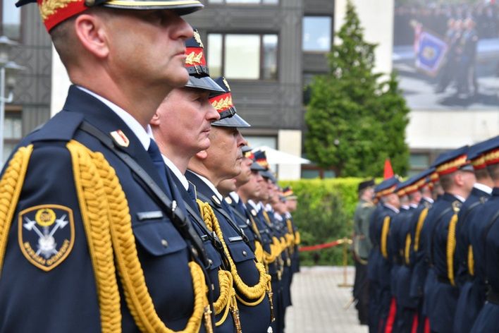 Warszawa. Funkcjonariusz Straży Marszałkowskiej, który w styczniu postrzelił się w nogę ze służbowej broni, został zwolniony