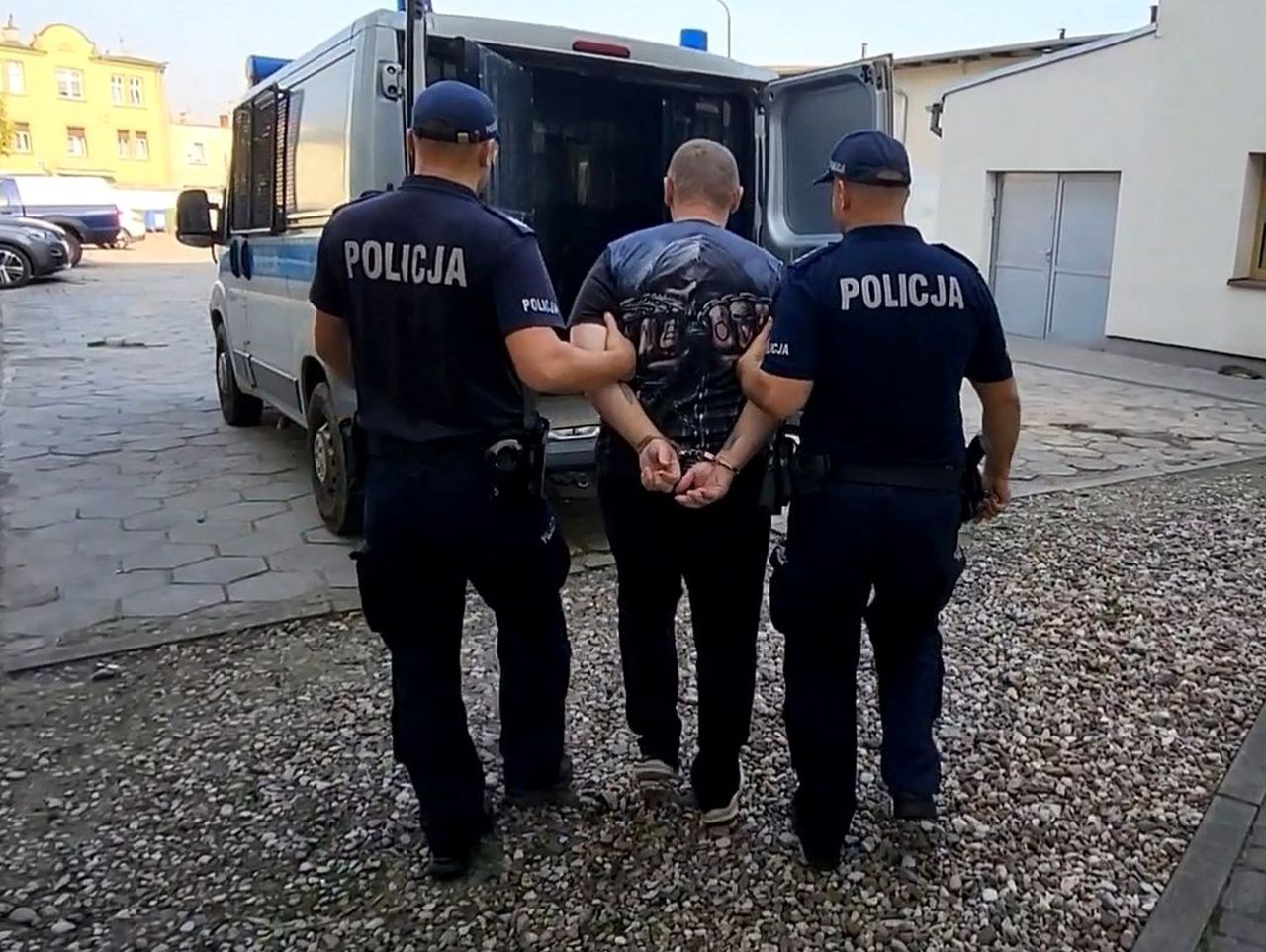 Żnin: Agresywny mężczyzna celował do policjantów z broni pneumatycznej