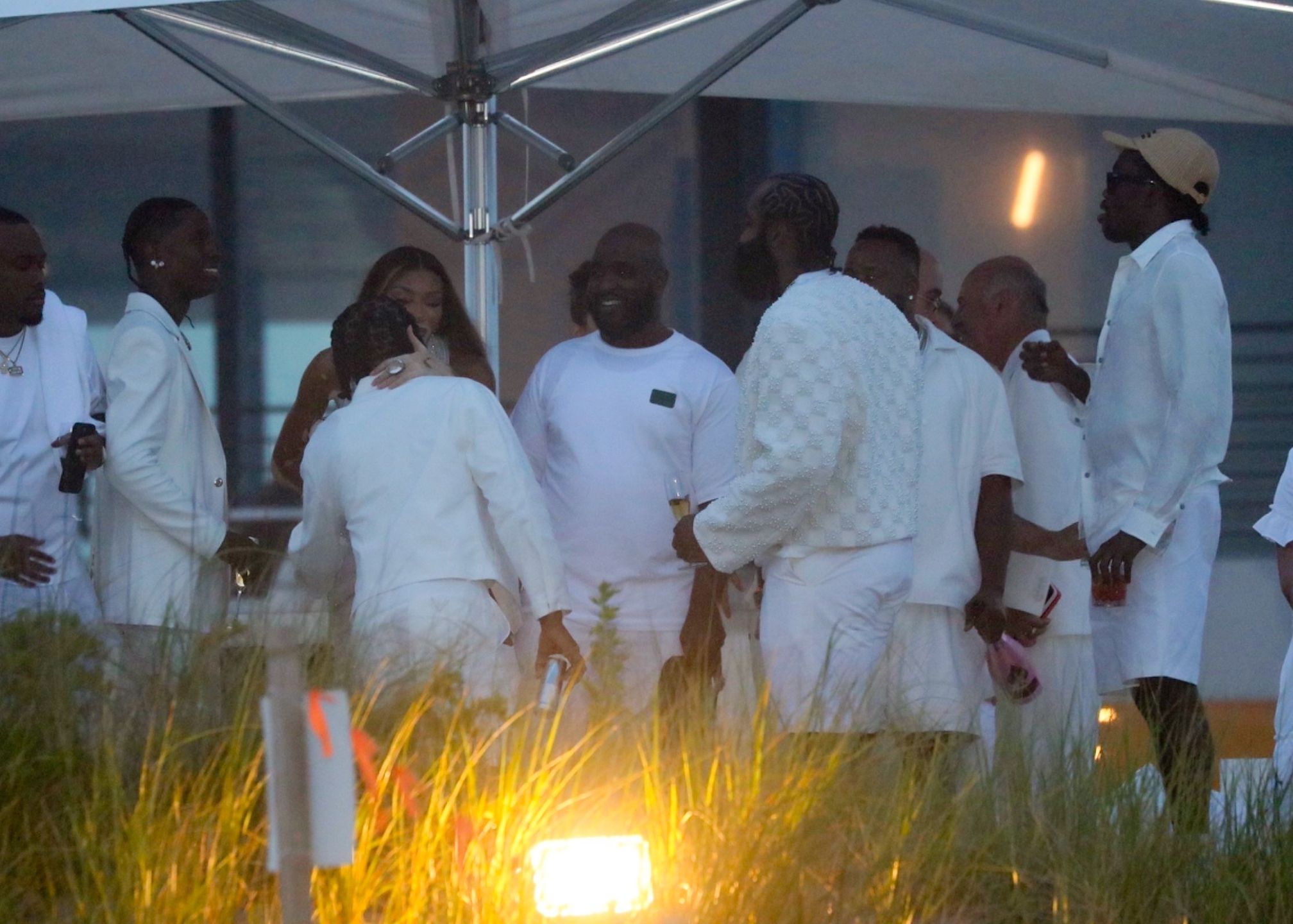 Tłum gwiazd na imprezie bogatego biznesmena