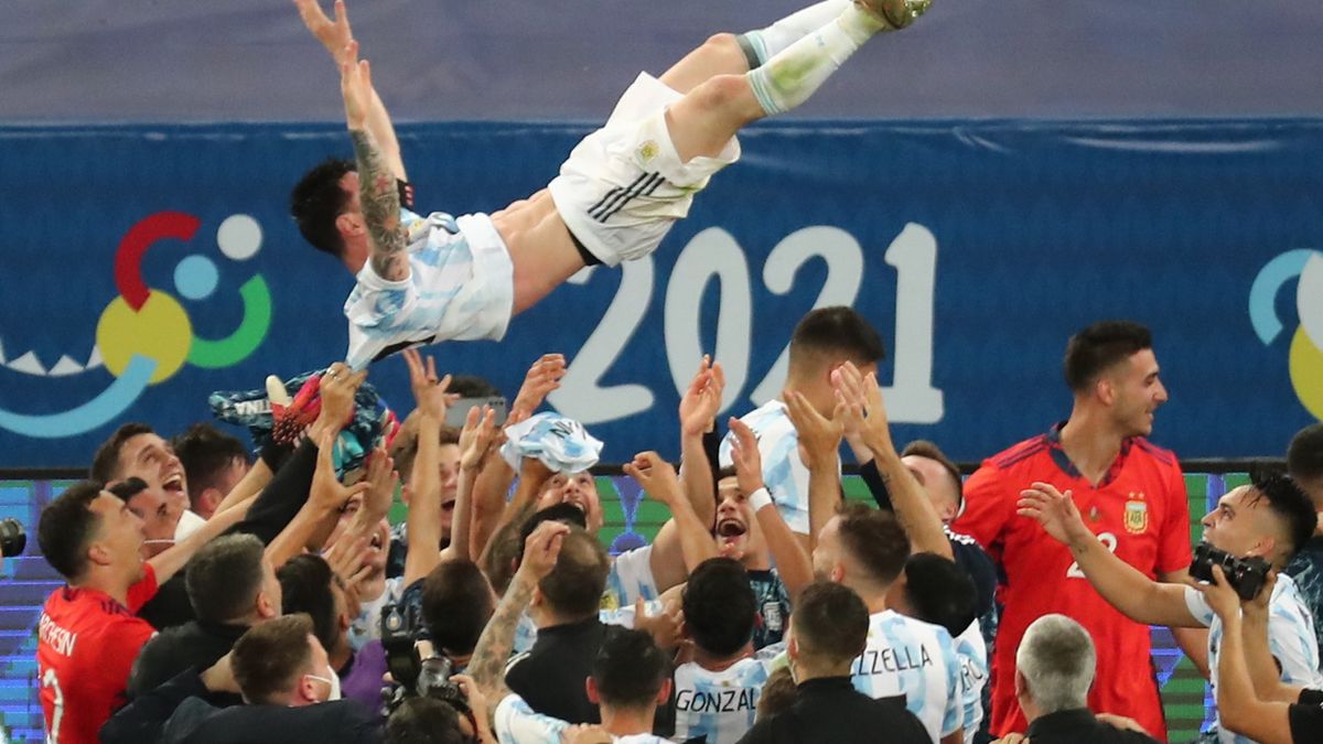 Koledzy z kadry Argentyny podrzucają Lionela Messiego