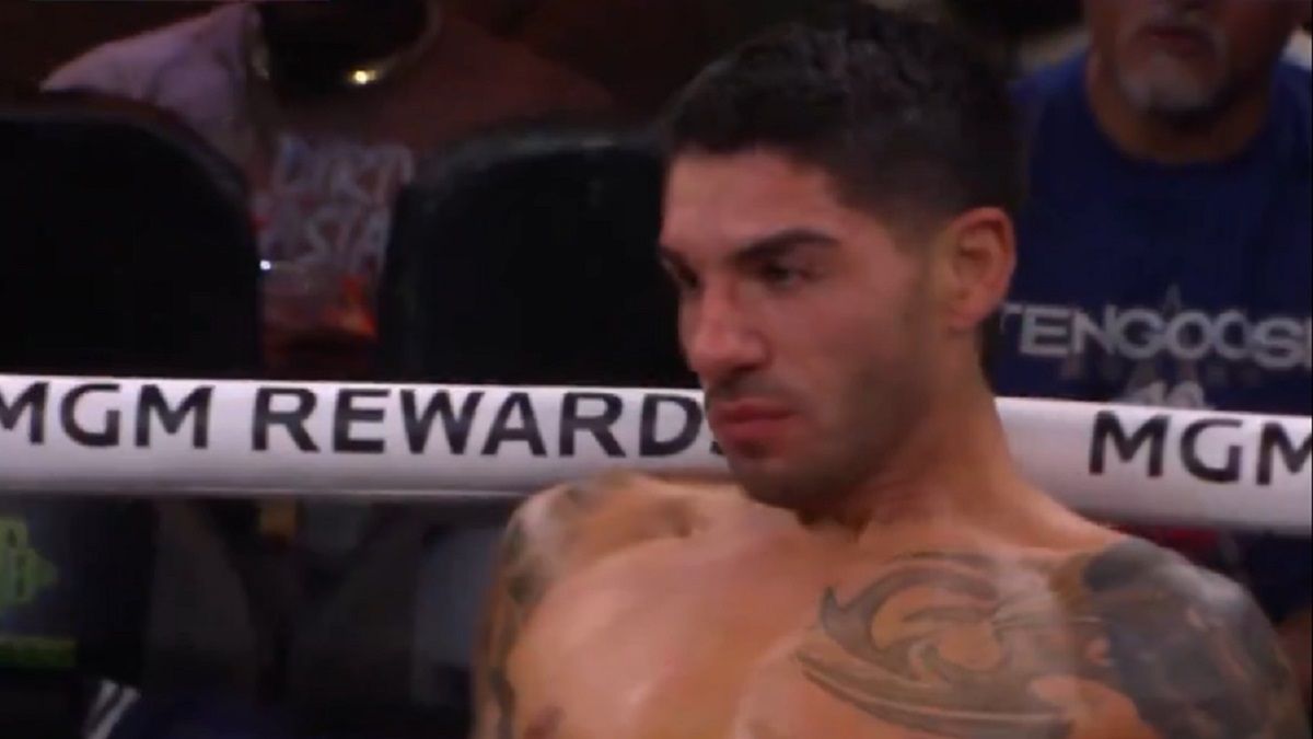  / Na zdjęciu: Michael Zerafa po nokdaunie od Erislando Lary