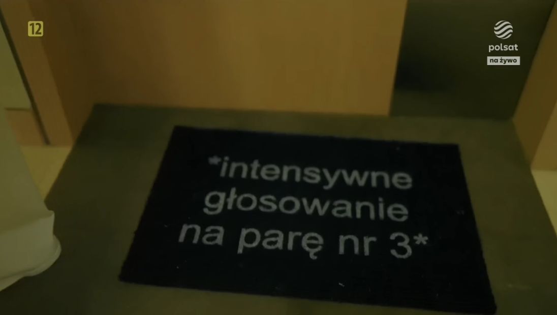 Jasper i wycieraczka zachęcająca do głosów w "TzG"