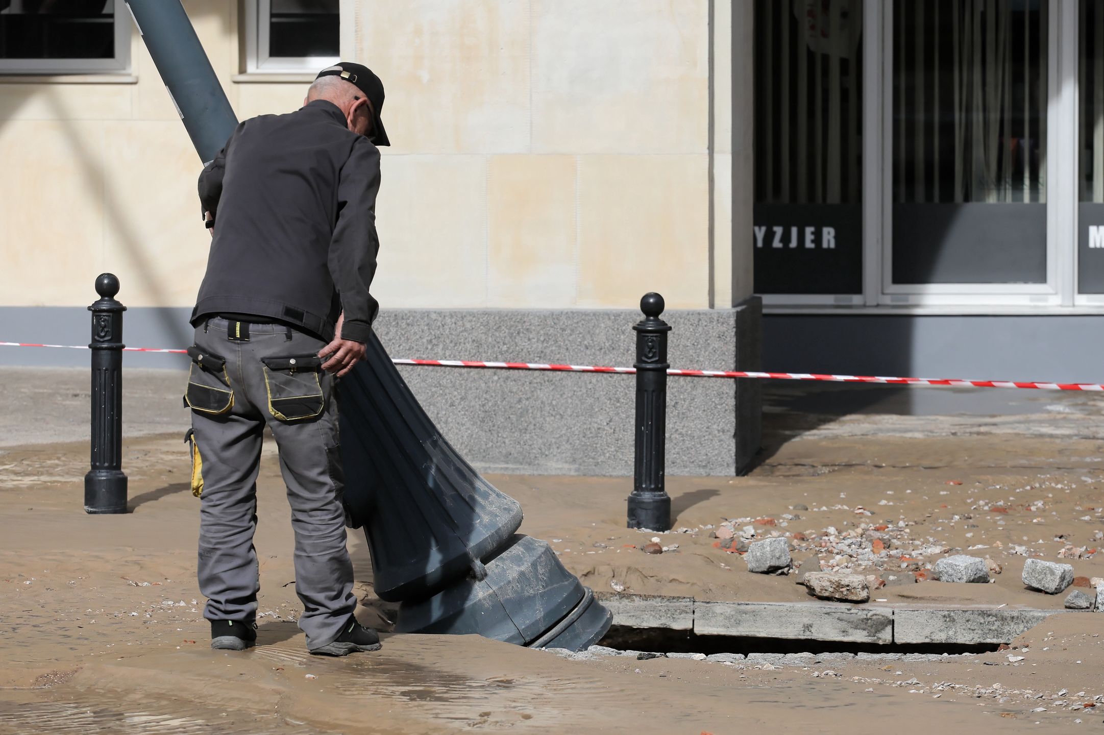 Warszawa, 28.09.2021. Miejsce awarii w rejonie skrzyżowania ulic Królewskiej i Krakowskie Przedmieście w Warszawie, gdzie doszło do pęknięcia rury wodociągowej, 28 bm. (mr) PAP/Paweł Supernak
***Zdjęcie do depeszy PAP pt. Warszawa/ Awaria na Królewskiej; woda zalała Krakowskie Przedmieście***