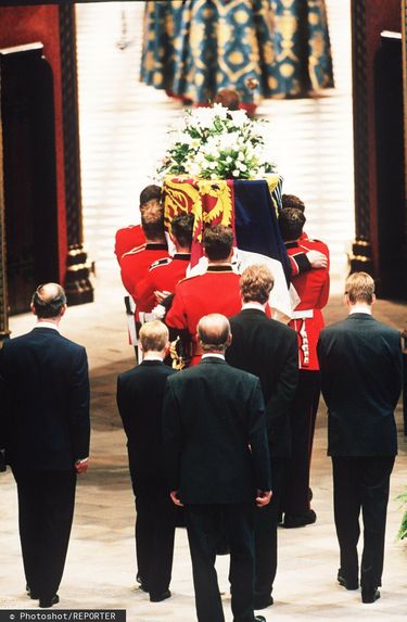 Książę Filip, książę Karol, książę William i książę Harry na pogrzebie księżnej Diany