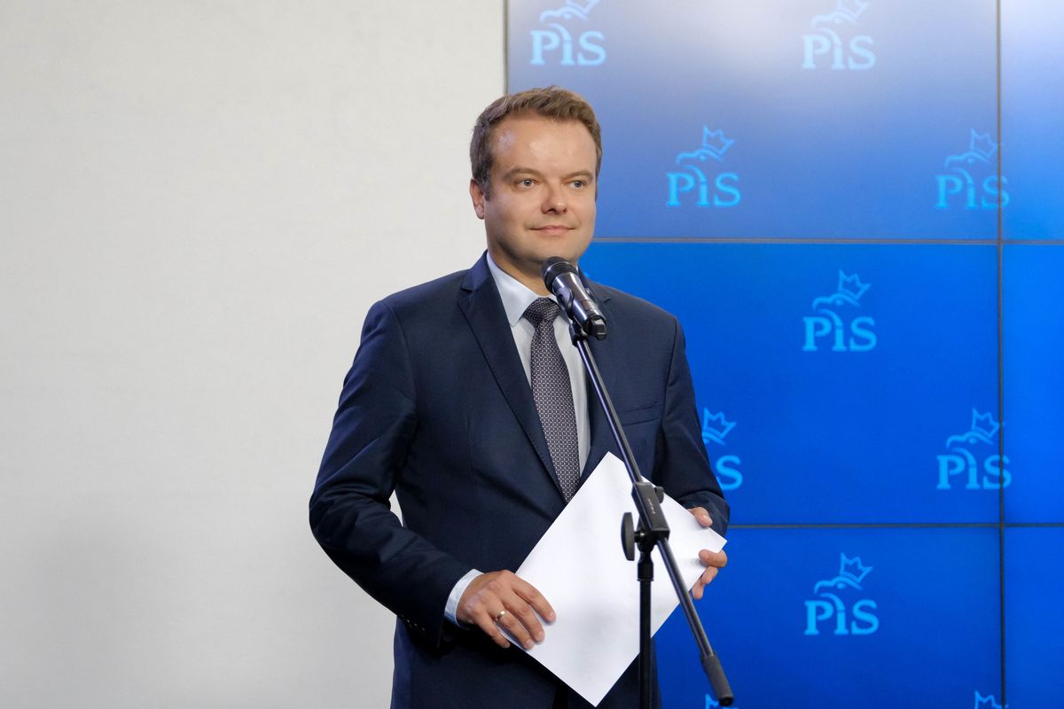 Rzecznik PiS Rafał Bochenek mówił o "gwarancjach bezpieczeństwa" w kontekście sektora bankowego 