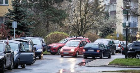 Zlikwidują setki miejsc parkingowych. Mieszkańcy będą blokować rondo