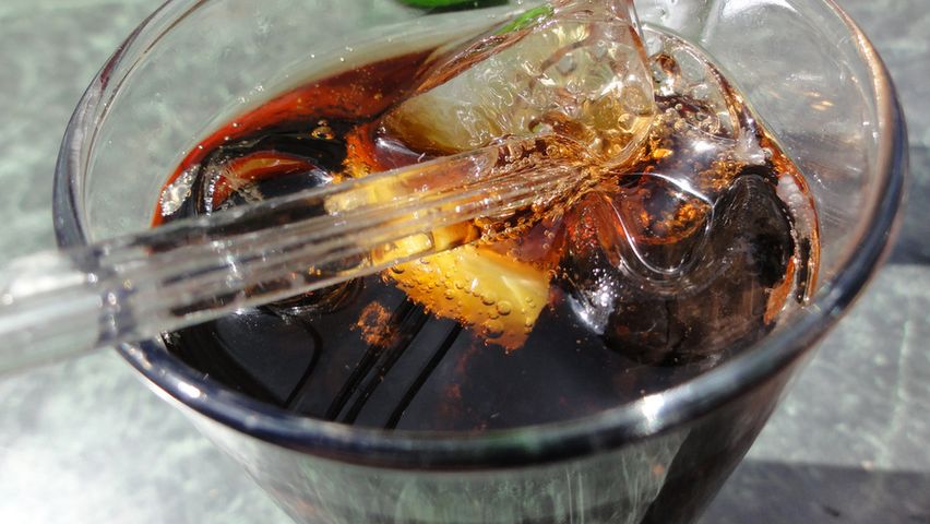 Napój gazowany Cola o obniżonej zawartości cukru, z dodatkiem kofeiny i słodzików