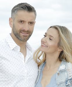 Maciej Dowbor pozuje z pośladkami żony. Koroniewska jest obrażona na męża