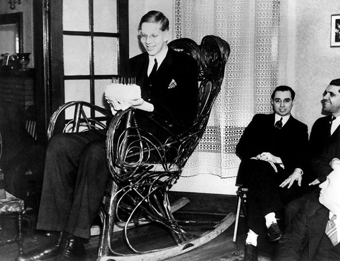 Robert Wadlow miał prawie 3 metry wzrostu. Zobacz historyczne zdjęcia 12